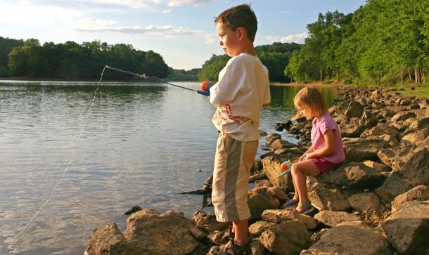 Copii la pescuit :) - copii-care-se-joaca-cu-undita-la-pescuit.jpg